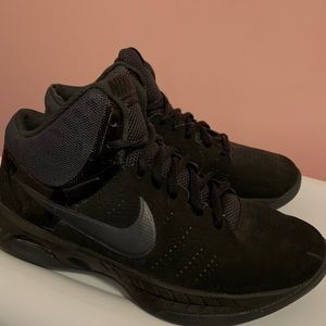 BLACK NIKE BASKETBALL SHOES